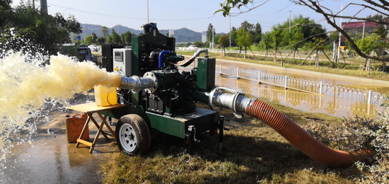 抽调移动式泵车在宁城南路全力排水