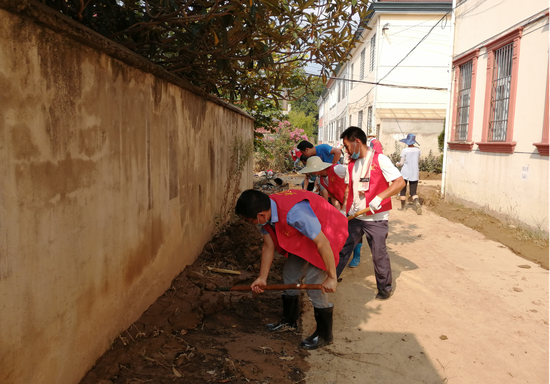 志愿服务小分队在中津花园开展环境卫生集中清理活动