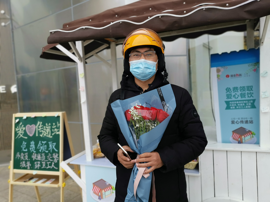 “外卖小哥”免费领取玫瑰花作为妻子的“三八妇女节”礼物