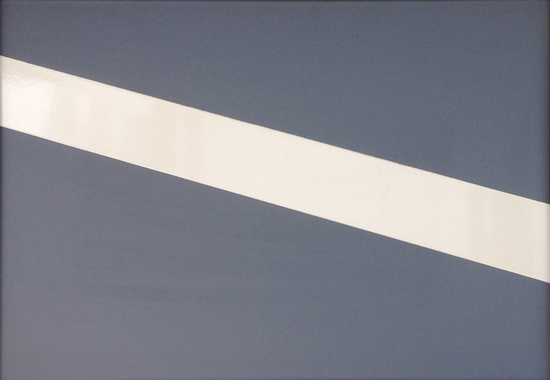 作品：斑马线--隔 材料：铝板着色 尺寸：60X41cm 年代：2009年