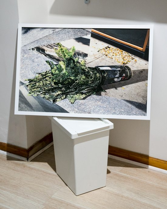 再造自然系列中的作品《节后综合症》在展览现场的装置