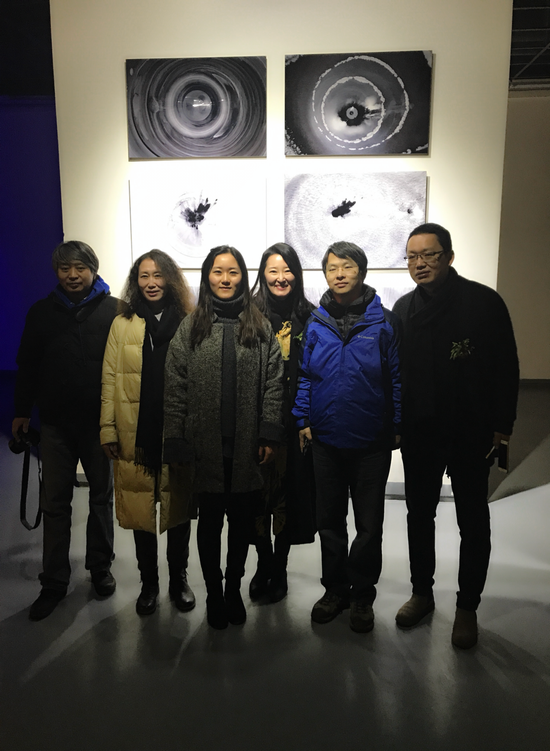 韩国艺术家李昇夏与其他参展艺术家及观众合影