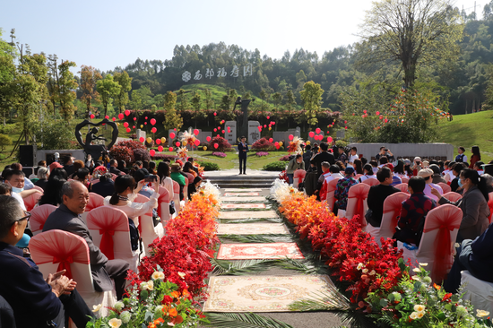 3月28日,在音乐和鲜花的伴随下,一场具有特殊意义的墓园婚礼在重庆璧山西郊福寿园隆重而庄严的举行。白洁 摄