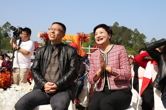 渝北区委宣传部副部长、区政府新闻办主任易仕美(左一)在现场观礼。白洁 摄