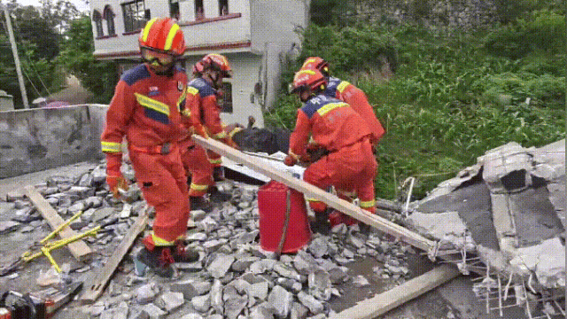  工人被救出。图源：贵州消防