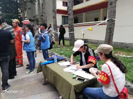 九寨沟地震后，朱瑶瑶（右二）参与灾后救援（资料图）