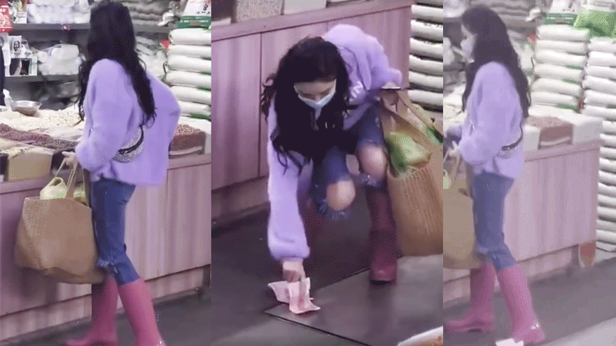 张柏芝菜市场买菜把钱掉了 获路人提醒后捡起