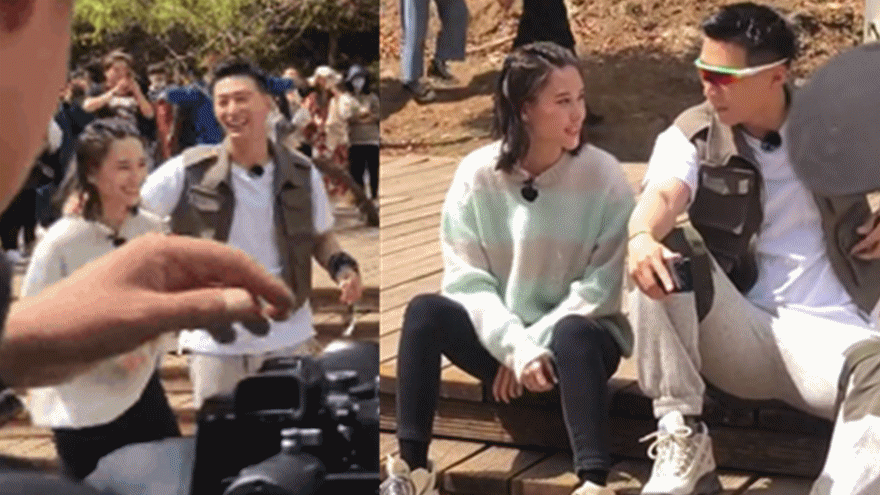 何超莲陪窦骁录节目玩额头吻同框自拍