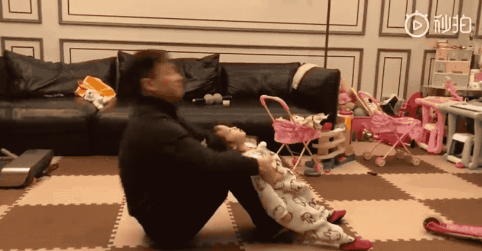 杨威与女儿玩耍