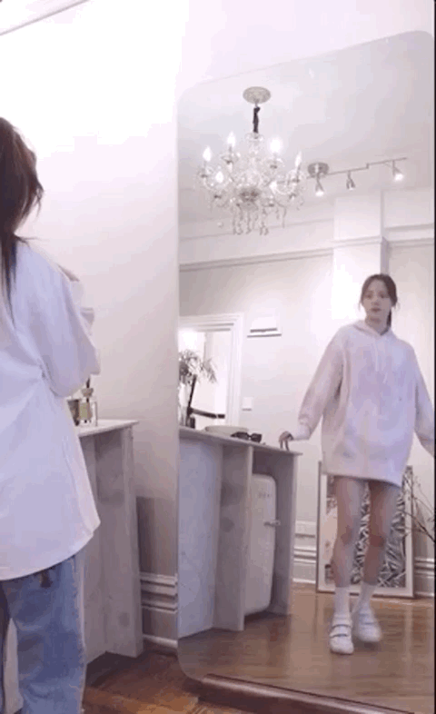 卫衣:Givenchy 鞋:Acne Studios