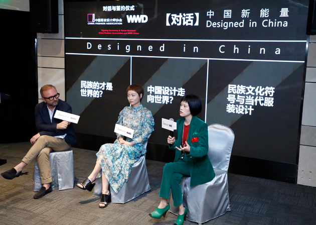 　　（从左至右）WWD国际时尚特讯首席内容官张大川、 ALICIA LEE 品牌创立人李坤、POLLYANNA KEONG品牌创始人、明星造型师-姜悦音参加对话