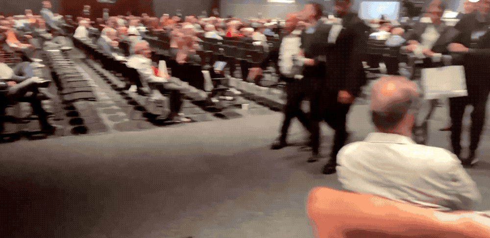 尴尬!大众汽车董事长股东大会被扔蛋糕,遭灵魂三问