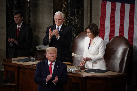 2月4日在特朗普于国会发表国情咨文演讲后,佩洛西撕掉手中的纸。