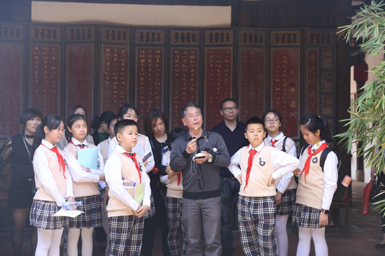 晋江市梅岭街道希信中心小学学生和家长在五店市传统街区参观晋江家风家训馆