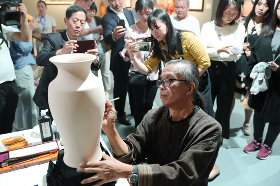 泰国国家级工艺大师PONGLAK现场在素胎上绘制中国画