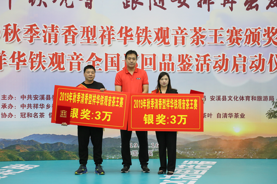 八一南昌女排主教练吴晓江为银奖获得者颁奖