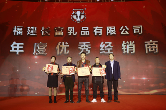 △长富公司总经理助理何水双（右）为荣获进步奖的优秀经销商颁奖
