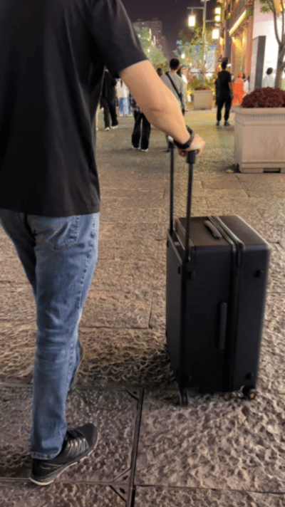 拖著地平線8號大旅行家行李箱打卡歌迷之城!_新浪眾測