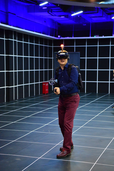 嘉宾体验空中集团旗下VR品牌头号玩咖《致命火力》游戏