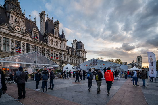 为了支持赛事，万事达在巴黎市政厅外搭建了一个电竞村，并在17个国家的151家电影院举办了观赛会。