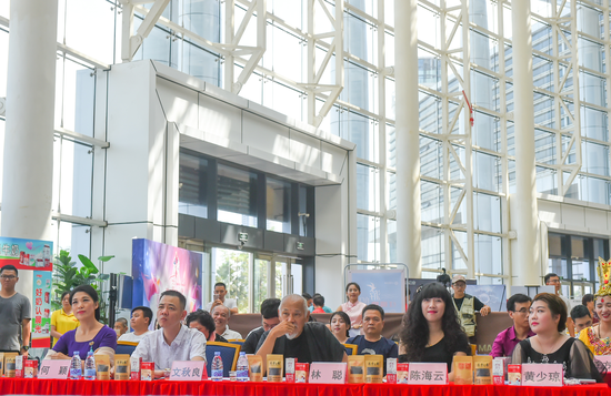 评委就席，静待赛事开始