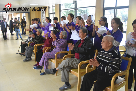 老人们在开心地观看表演