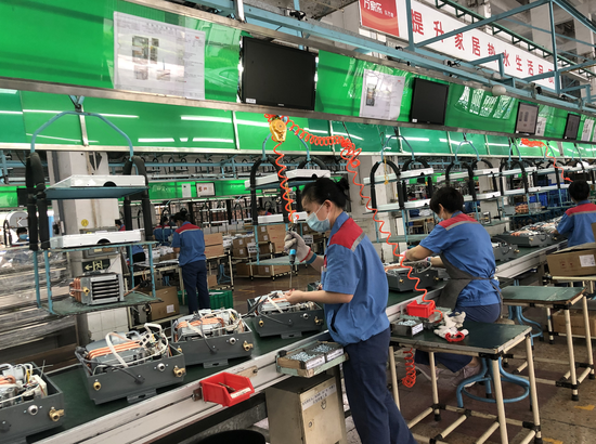 广东农行创新“链捷贷”，有效解决万家乐及其上游供应商资金周转难题。图为工人们开足马力，在万家乐生产车间忙碌着。
