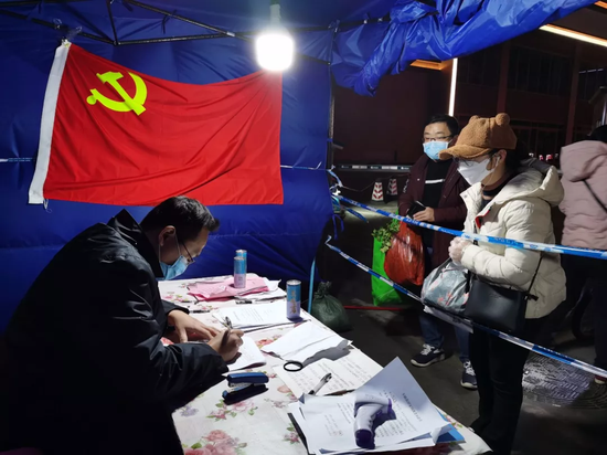《党旗飘扬在抗疫一线》