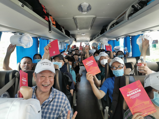 活动途中,游客们热情参与