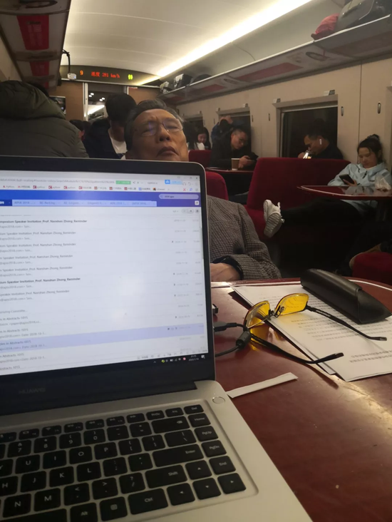 前往武汉线的高铁上，钟南山院士仰头就睡，抓紧机会休息。