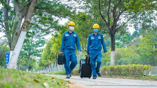 第四代“激光大炮”使用的F500S型机器,所有部件可放进一个20寸大的箱子,像拉杆箱一样轻松拉着。顾萱 摄
