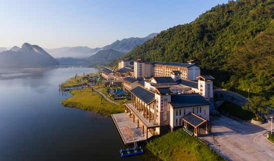 天鹅湖温泉度假酒店外部景观。