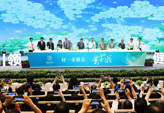 与会领导嘉宾开启开幕启动装置横县宣传部/提供