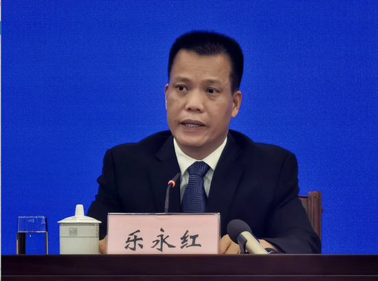 自治区人力资源社会保障厅党组成员、副厅长乐永红在新闻发布会上回答记者提问。