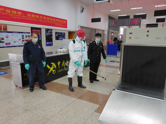 凭祥海关组织人员对凭祥铁路口岸公共区域进行消毒