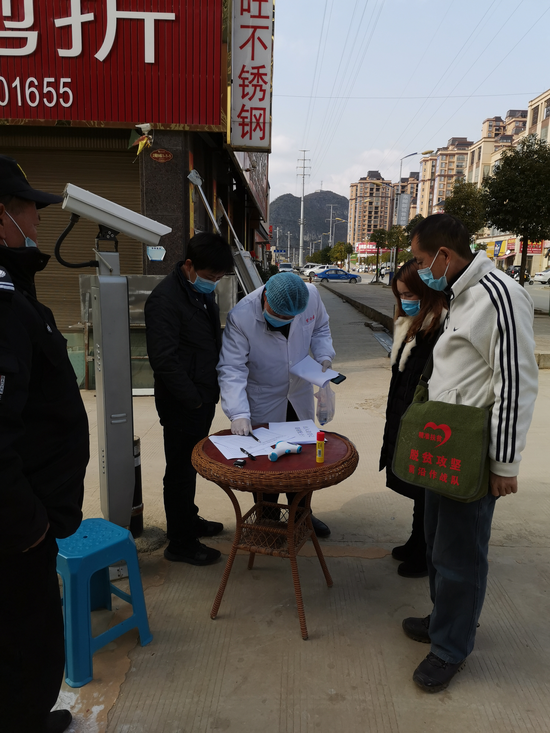 (图为班子成员到小区检测点查看工作记录)
