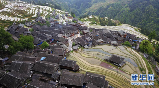 4月19日拍摄的贵州省从江县加榜乡加车村苗寨景观(无人机照片)。新华社记者 杨文斌 摄