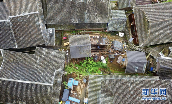 4月19日,贵州省从江县加榜乡加车村脱贫攻坚指挥所的驻村干部帮助农户拆除废弃圈舍(无人机照片)。新华社记者 杨文斌 摄