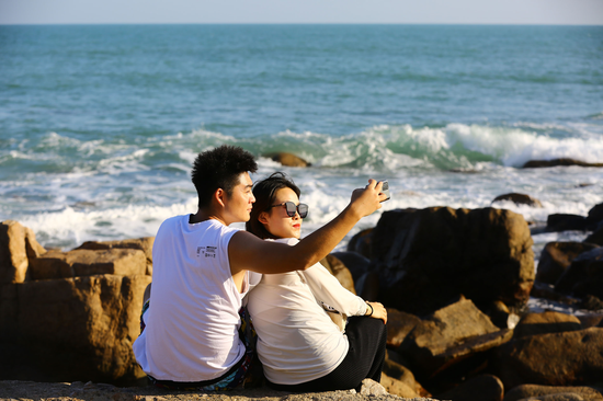 12月3日，游客在三亚南山文化旅游区海边游玩，乐享冬日暖阳 陈文武 摄