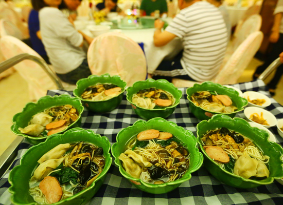 资料图：游客跨年夜在三亚南山缘起楼素餐厅品尝越年面和福寿素饺。