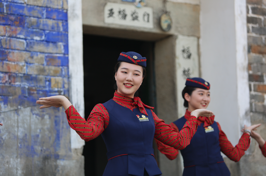 图为：动姐为当地村民表演现代舞 （新浪湖北/陈智通 摄）