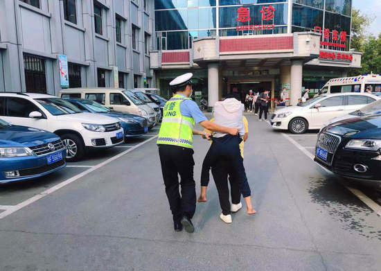 |枣阳一男子被毒蛇咬伤 高速交警开道紧急送医