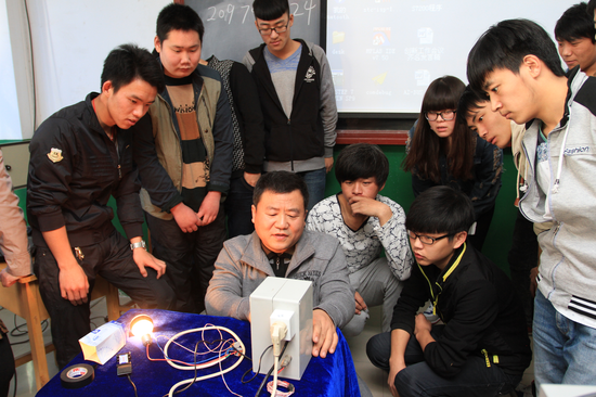 齐名在河北劳动关系职业学院为同学讲解专业知识。