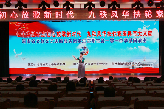 文艺志愿者魏俊英演唱豫剧《花木兰》选段