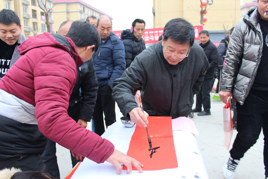 河南省书协副主席、河南省文艺志愿者张高山为百姓写春联