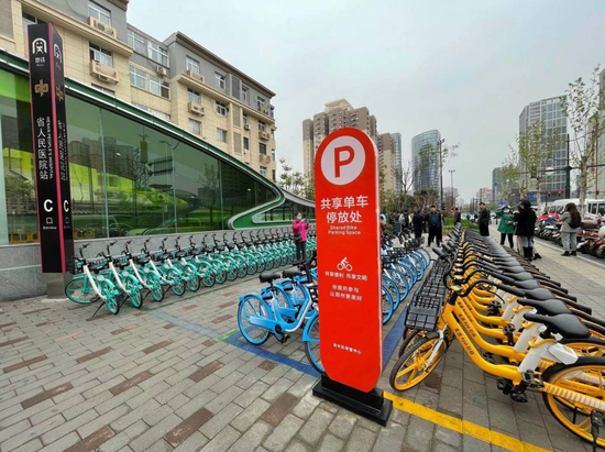 本月起,新型共享单车亮相郑州街头,与之配套的是规范的共享单车停放点