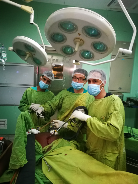 孙嘉阳与外科主任共同完成腹腔镜胆囊切除术