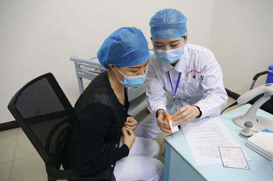 援鄂护士曾拓业(左)正准备接种疫苗