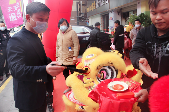 和诚衣库大型服装批发城负责人赵玄为开业舞狮点睛