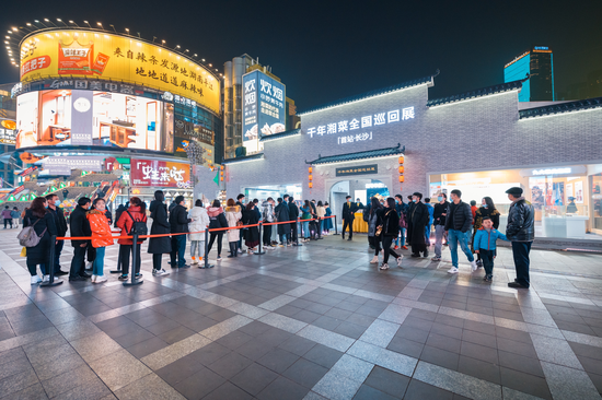 从上午到晚上不间断地排长队